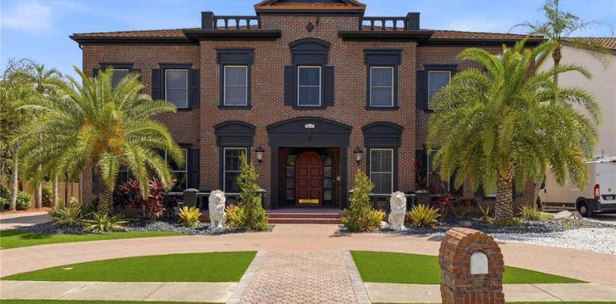 House in Clearwater, Florida 7 bedrooms, 794.69 sq.m. № 2132125