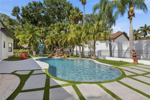 House in Clearwater, Florida 7 bedrooms, 794.69 sq.m. № 2132125 - photo 28