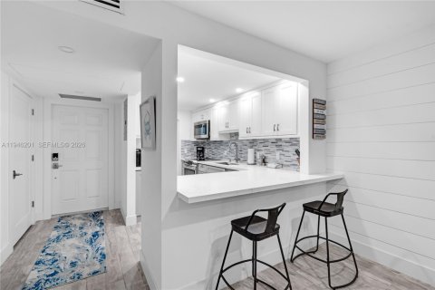 Condo in Lighthouse Point, Florida, 2 bedrooms № 2003196 - photo 9