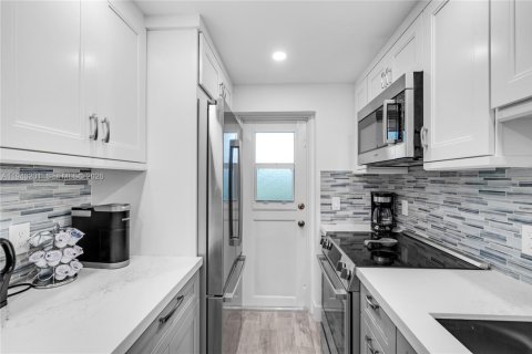 Condo in Lighthouse Point, Florida, 2 bedrooms № 2003196 - photo 11