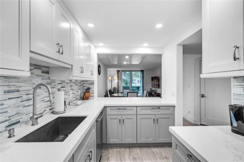 Condo in Lighthouse Point, Florida, 2 bedrooms № 2003196 - photo 10