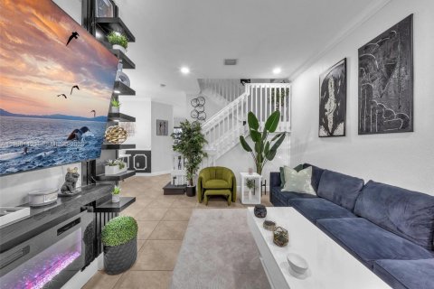 Touwnhouse à vendre à Miami, Floride: 3 chambres, 161.93 m2 № 2064083 - photo 8