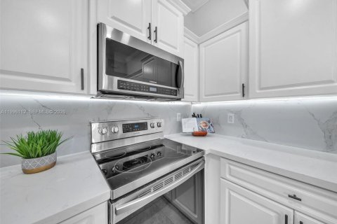 Touwnhouse à vendre à Miami, Floride: 3 chambres, 161.93 m2 № 2064083 - photo 18