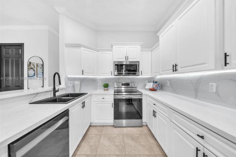 Touwnhouse à vendre à Miami, Floride: 3 chambres, 161.93 m2 № 2064083 - photo 16