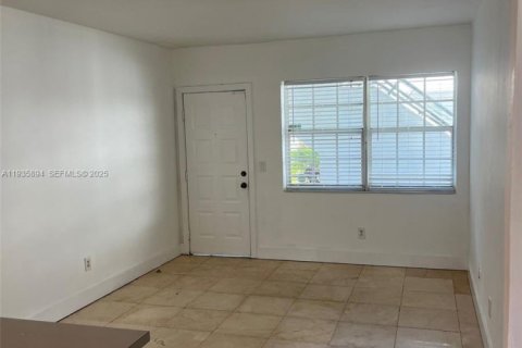Condo in Miami, Florida, 1 bedroom  № 1994068 - photo 2