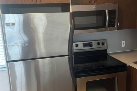 Condo in Miami, Florida, 1 bedroom  № 1994068 - photo 5