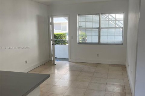 Condo in Miami, Florida, 1 bedroom  № 1994068 - photo 1