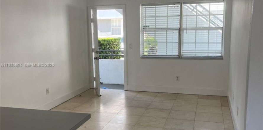 Condo in Miami, Florida, 1 bedroom  № 1994068