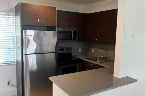 Condo in Miami, Florida, 1 bedroom  № 1994068 - photo 4