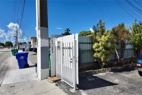 Commercial property in Miami, Florida 284.19 sq.m. № 1979149