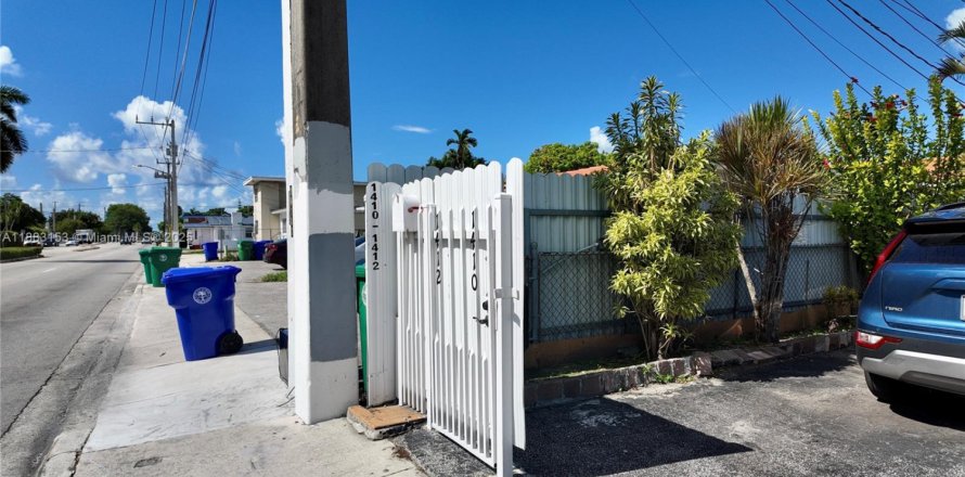 Commercial property in Miami, Florida 284.19 sq.m. № 1979149