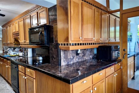 Commercial property in Miami, Florida 284.19 sq.m. № 1979149 - photo 20