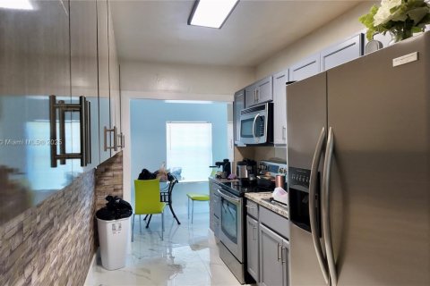 Commercial property in Miami, Florida 284.19 sq.m. № 1979149 - photo 8