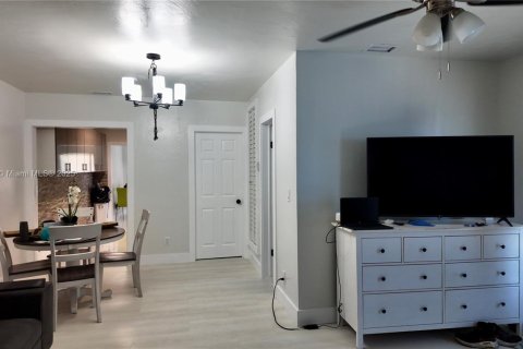 Commercial property in Miami, Florida 284.19 sq.m. № 1979149 - photo 5