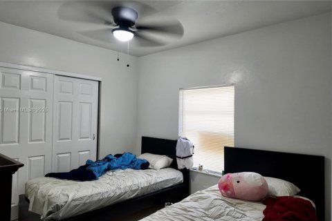 Commercial property in Miami, Florida 284.19 sq.m. № 1979149 - photo 9