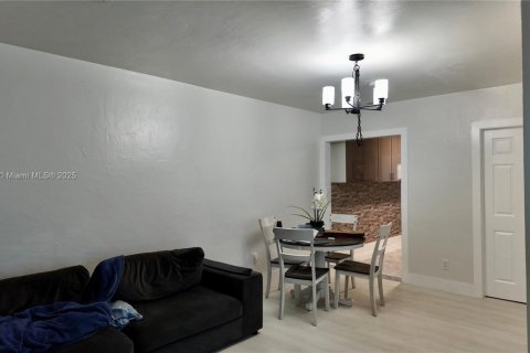 Commercial property in Miami, Florida 284.19 sq.m. № 1979149 - photo 4