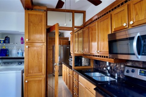 Commercial property in Miami, Florida 284.19 sq.m. № 1979149 - photo 18