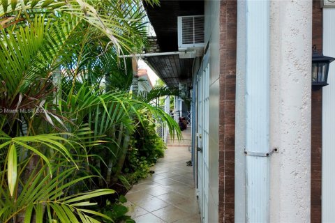 Commercial property in Miami, Florida 284.19 sq.m. № 1979149 - photo 16