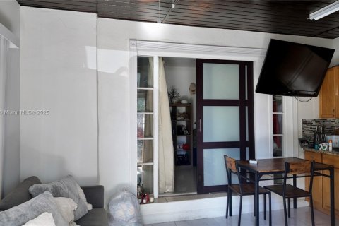 Commercial property in Miami, Florida 284.19 sq.m. № 1979149 - photo 12