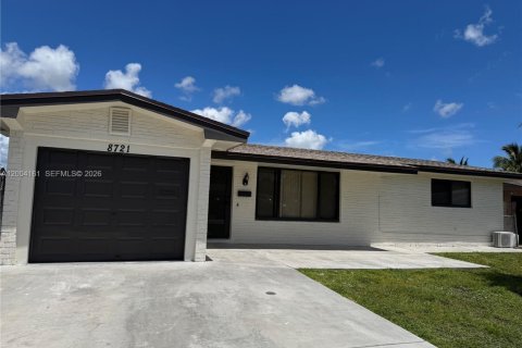 House in Pembroke Pines, Florida 3 bedrooms, 124.58 sq.m. № 2068397