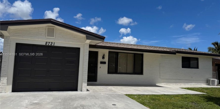 House in Pembroke Pines, Florida 3 bedrooms, 124.58 sq.m. № 2068397