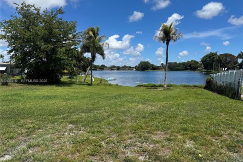 House in Pembroke Pines, Florida 3 bedrooms, 124.58 sq.m. № 2068397 - photo 14