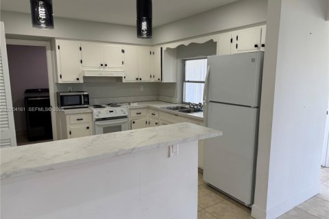 House in Pembroke Pines, Florida 3 bedrooms, 124.58 sq.m. № 2068397 - photo 9