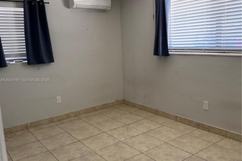 House in Pembroke Pines, Florida 3 bedrooms, 124.58 sq.m. № 2068397 - photo 3