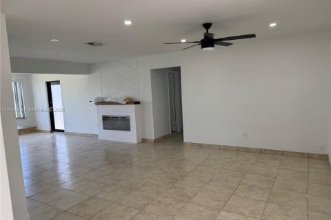 House in Pembroke Pines, Florida 3 bedrooms, 124.58 sq.m. № 2068397 - photo 4