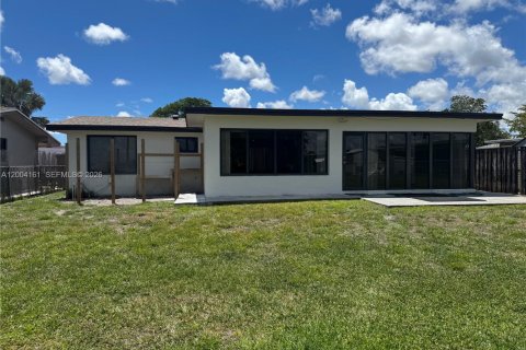 House in Pembroke Pines, Florida 3 bedrooms, 124.58 sq.m. № 2068397 - photo 12