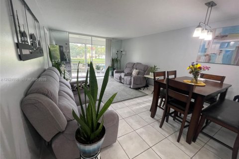 Condominio en venta en Sunrise, Florida, 2 dormitorios, 78.97 m2 № 2261188 - foto 13