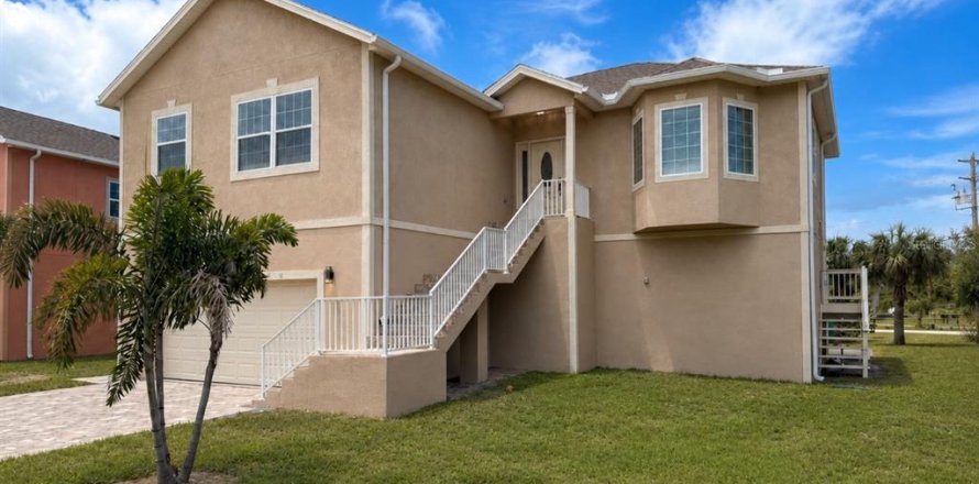 House in Tarpon Springs, Florida 3 bedrooms, 179.86 sq.m. № 2267227