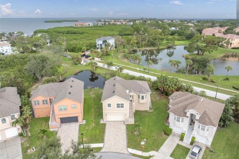House in Tarpon Springs, Florida 3 bedrooms, 179.86 sq.m. № 2267227 - photo 5