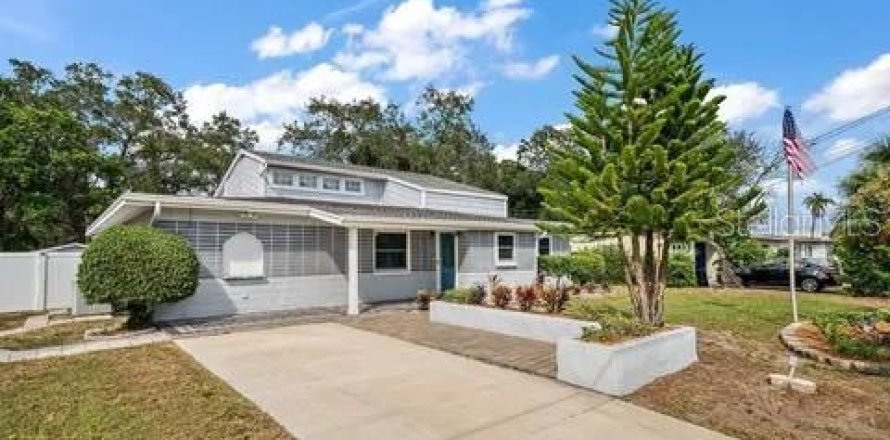 House in Seminole, Florida 4 bedrooms, 301.28 sq.m. № 1591798