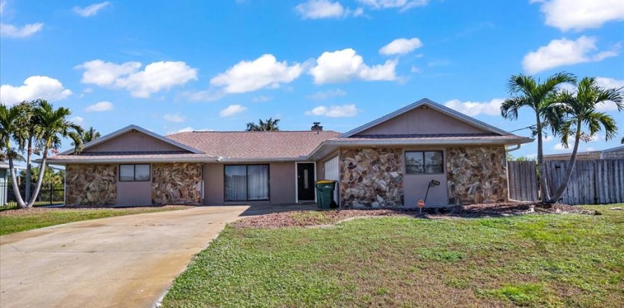 Villa ou maison à Port Charlotte, Floride 4 chambres, 183.11 m2 № 1545133