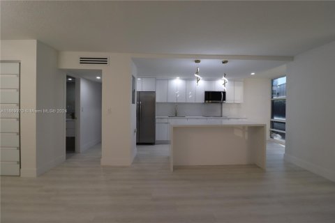 Condominio en venta en Sunny Isles Beach, Florida, 1 dormitorio, 67.35 m2 № 1764991 - foto 3
