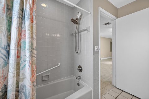 House in Lighthouse Point, Florida 3 bedrooms, 183.11 sq.m. № 1842421 - photo 30