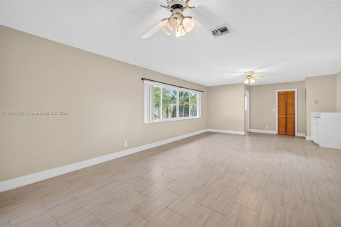 House in Lighthouse Point, Florida 3 bedrooms, 183.11 sq.m. № 1842421 - photo 27