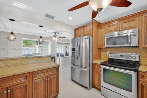 House in Lighthouse Point, Florida 3 bedrooms, 183.11 sq.m. № 1842421 - photo 20