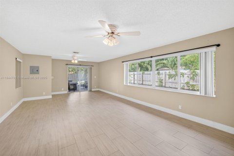 House in Lighthouse Point, Florida 3 bedrooms, 183.11 sq.m. № 1842421 - photo 26