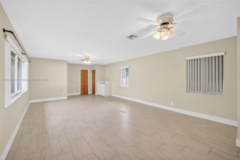 House in Lighthouse Point, Florida 3 bedrooms, 183.11 sq.m. № 1842421 - photo 23