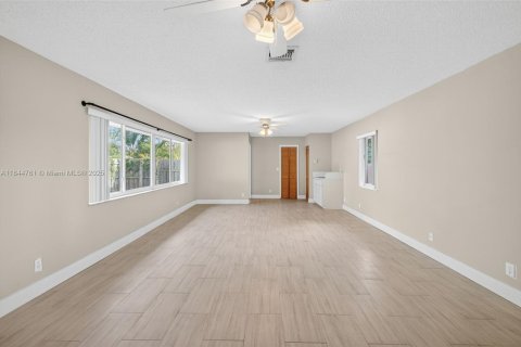 House in Lighthouse Point, Florida 3 bedrooms, 183.11 sq.m. № 1842421 - photo 24