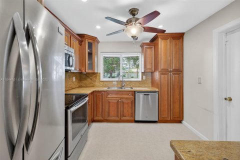 House in Lighthouse Point, Florida 3 bedrooms, 183.11 sq.m. № 1842421 - photo 18