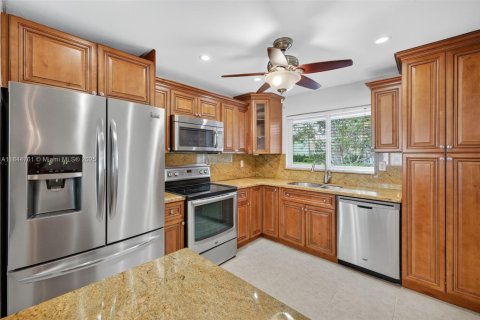 House in Lighthouse Point, Florida 3 bedrooms, 183.11 sq.m. № 1842421 - photo 17