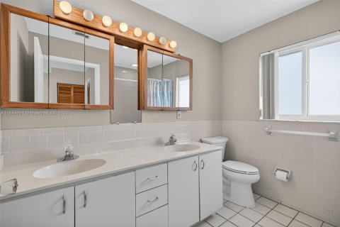 House in Lighthouse Point, Florida 3 bedrooms, 183.11 sq.m. № 1842421 - photo 29