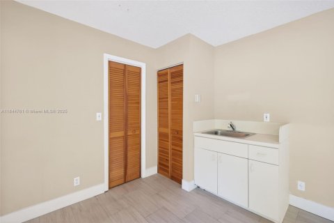 House in Lighthouse Point, Florida 3 bedrooms, 183.11 sq.m. № 1842421 - photo 28
