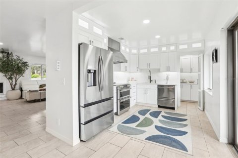 House in Belleair Beach, Florida 3 bedrooms, 272.58 sq.m. № 1732378 - photo 19