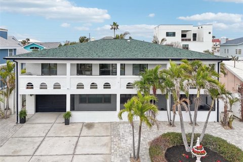 House in Belleair Beach, Florida 3 bedrooms, 272.58 sq.m. № 1732378 - photo 1