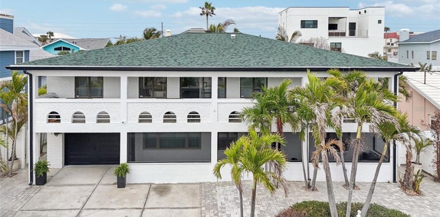 House in Belleair Beach, Florida 3 bedrooms, 272.58 sq.m. № 1732378