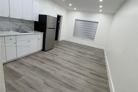 Immobilier commercial à louer à Hialeah, Floride: 1 chambre, 179.02 m2 № 2051554 - photo 2